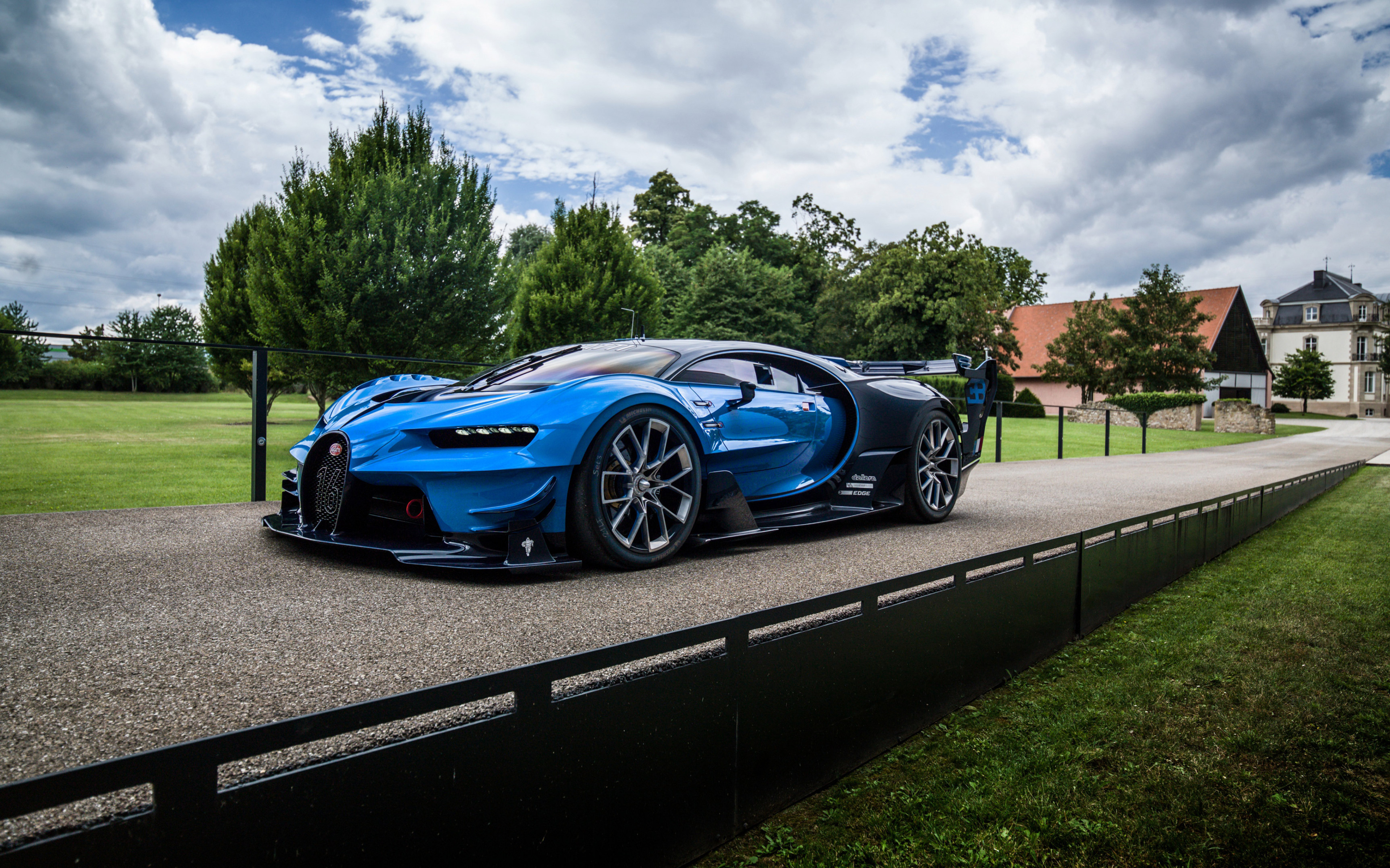 спортивный автомобиль синий bugatti chiron без смс