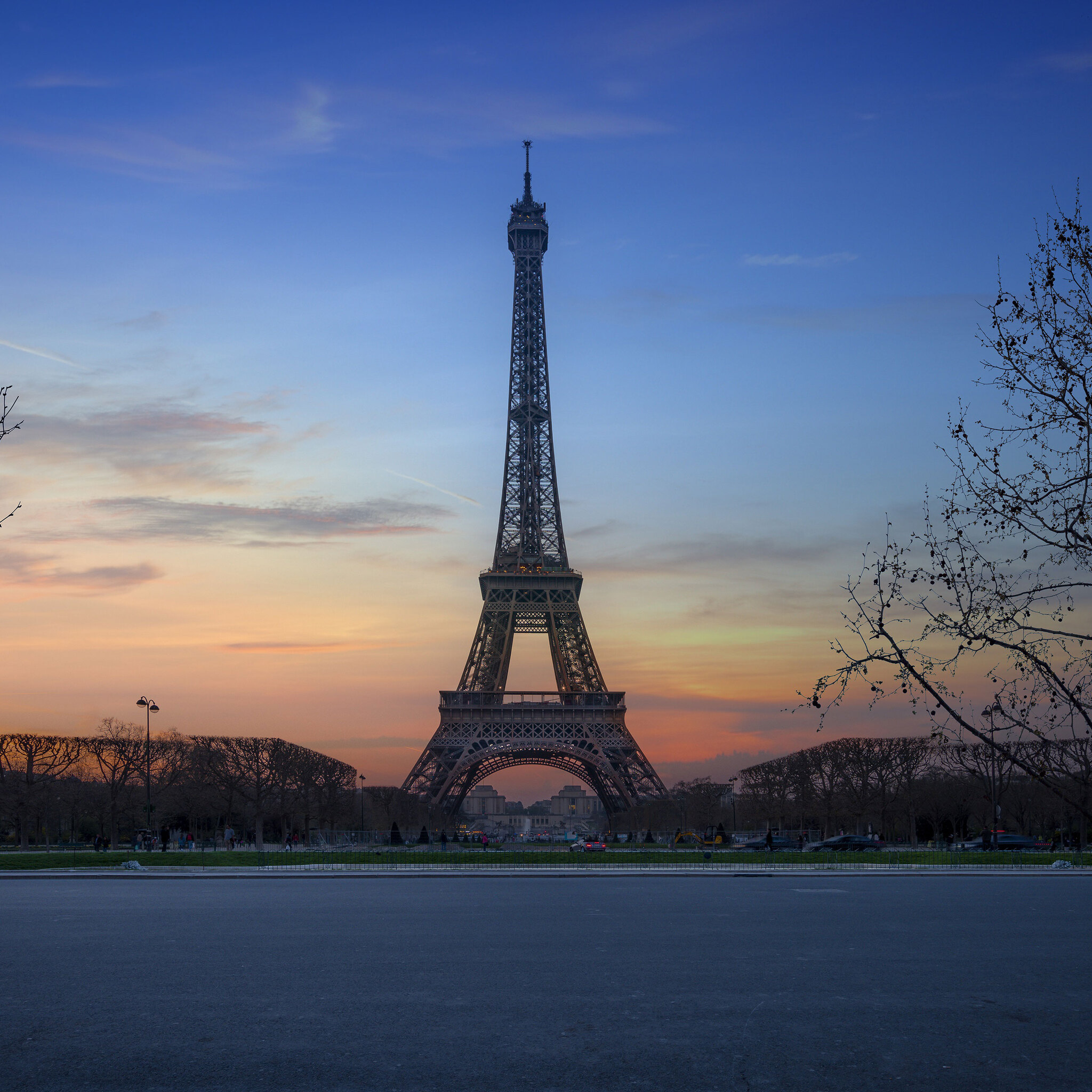Эйфелева башня париж сумерки бесплатно
