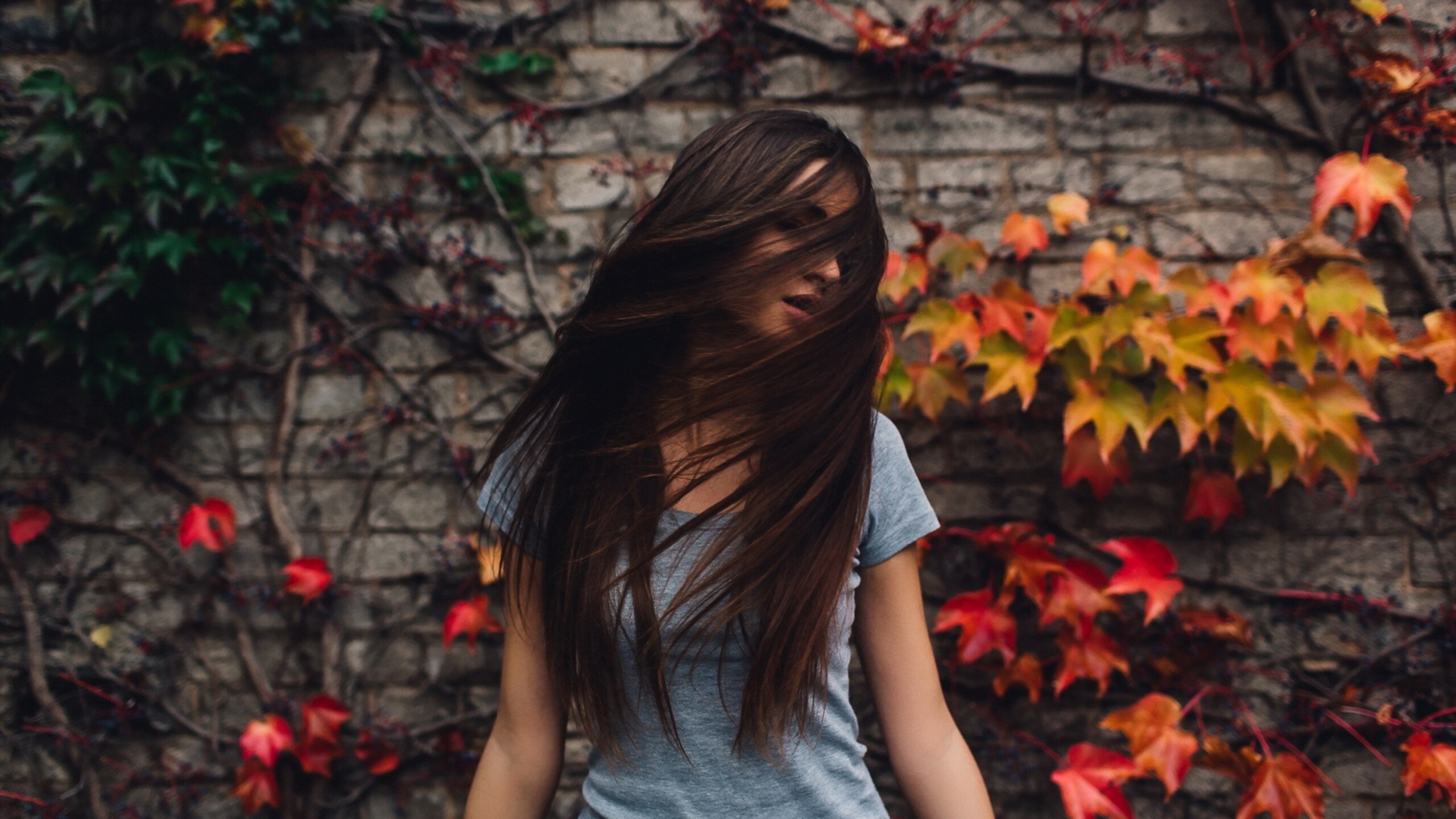 Девушка брюнетка осень с листьями без смс