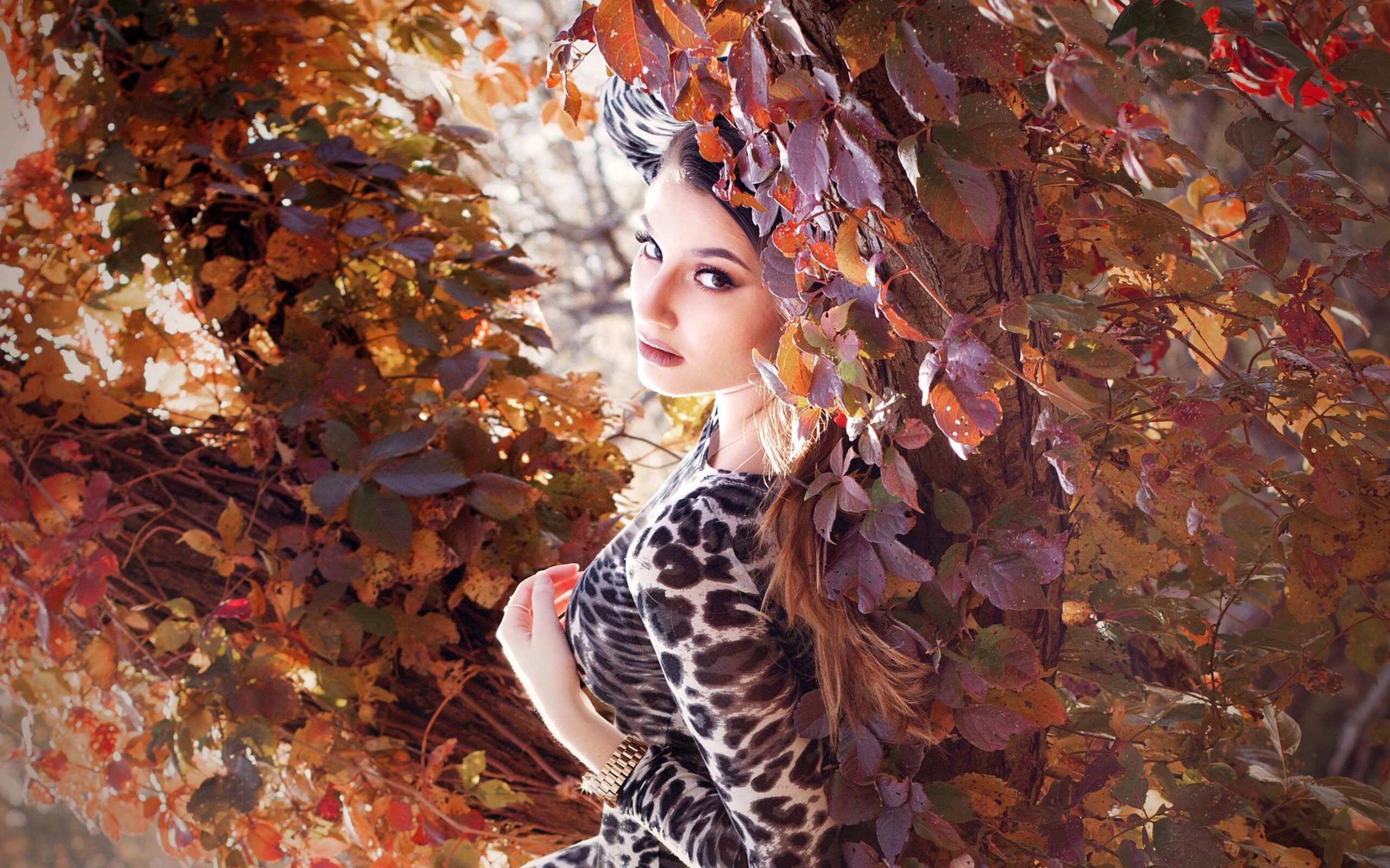 девушка брюнетка глаза листья осень скачать