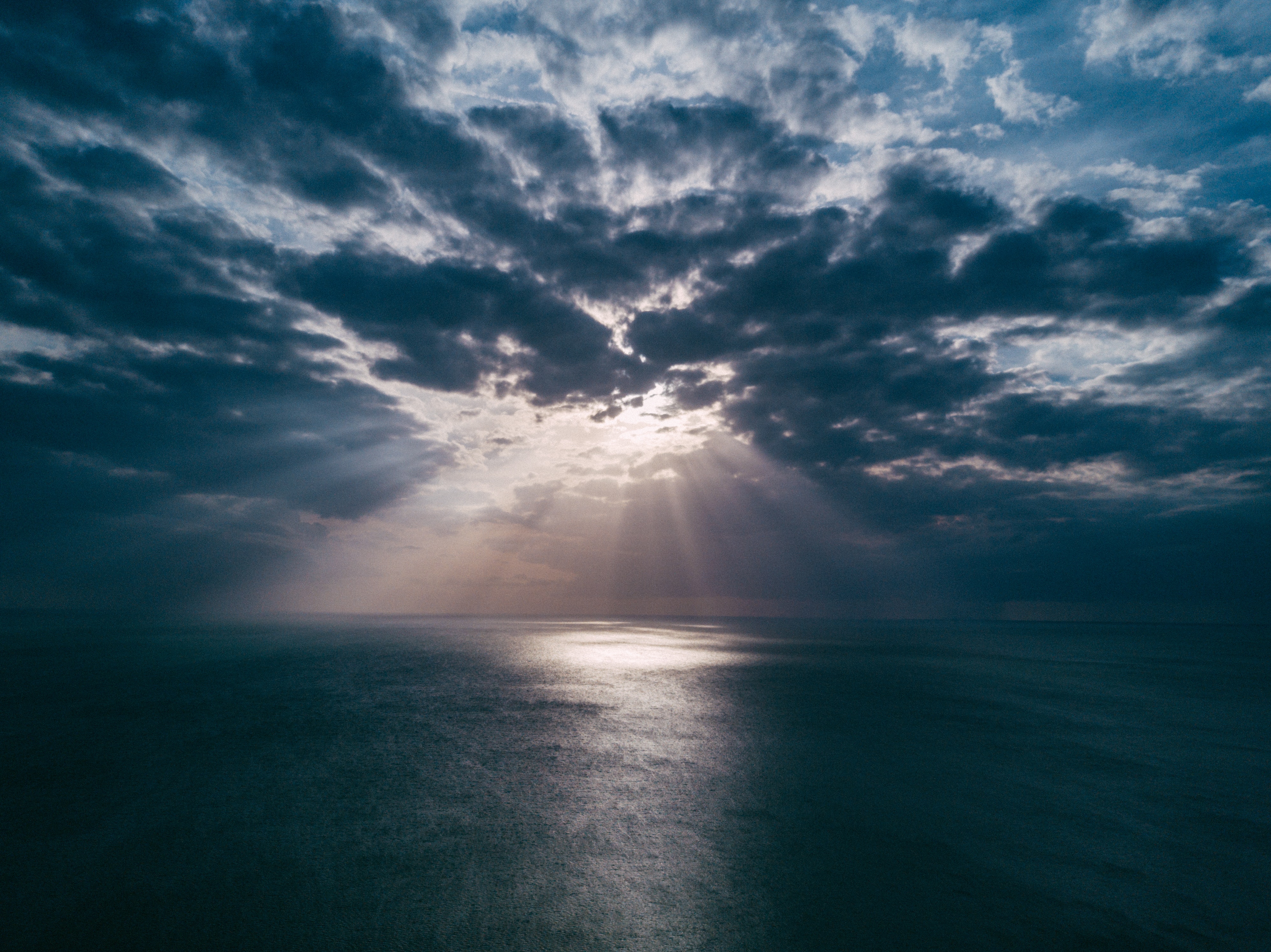 1920x1080 Beach Clouds Landscape Light Evening Sun Rays Laptop Full HD